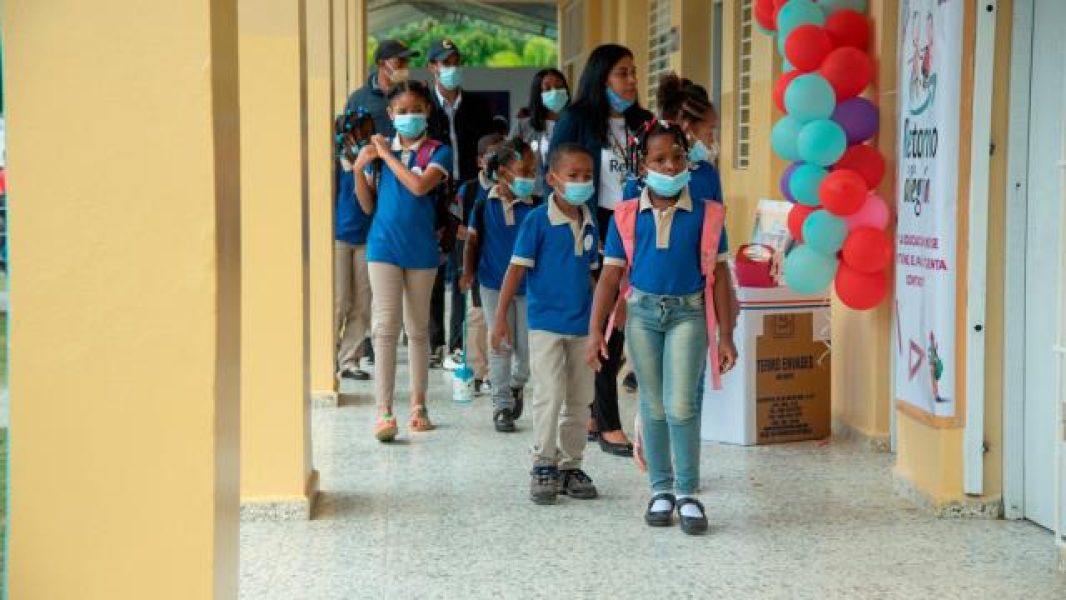 060421-presidente-abinader-encabeza-el-retorno-gradual-a-la-de-educacion-presencial-tras-un-ano-de-pandemia-eddy-vittini-076_17257199_20210919204859-focus-0-0-640-360