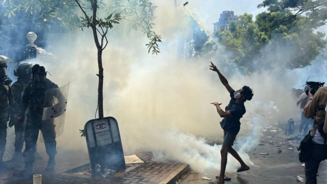 Un manifestante devolviendo una bomba lacrimógena en Colombo.