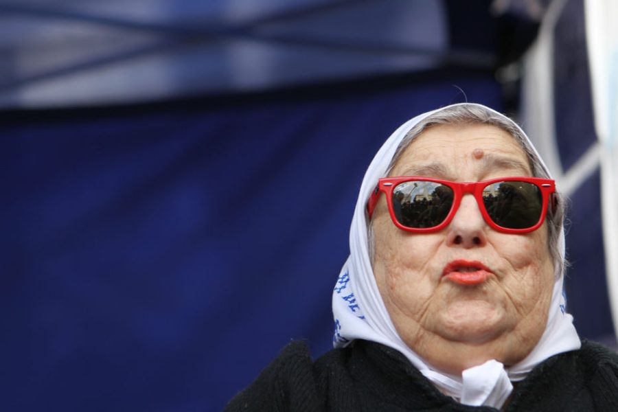 BS01. BUENOS AIRES (ARGENTINA), 04 AGOSTO (EFE).- La presidenta de la asociación argentina Madres de Plaza de Mayo, Hebe de Bonafini, se negó hoy, jueves 4 de agosto de 2016, a declarar ante el juez y acudió a la Plaza de Mayo, donde fue respaldad por cientos de argentinos en Buenos Aires (Argentina). El fallido intento de arrestar hoy a la líder de la asociación argentina Madres de Plaza de Mayo, Hebe de Bonafini, tras ser declarada en rebeldía por no comparecer ante la Justicia dio pie al kirchnerismo para un acto de apoyo a octogenaria dirigente, con fuertes críticas al Gobierno de Mauricio Macri. EFE/Alberto Ortiz