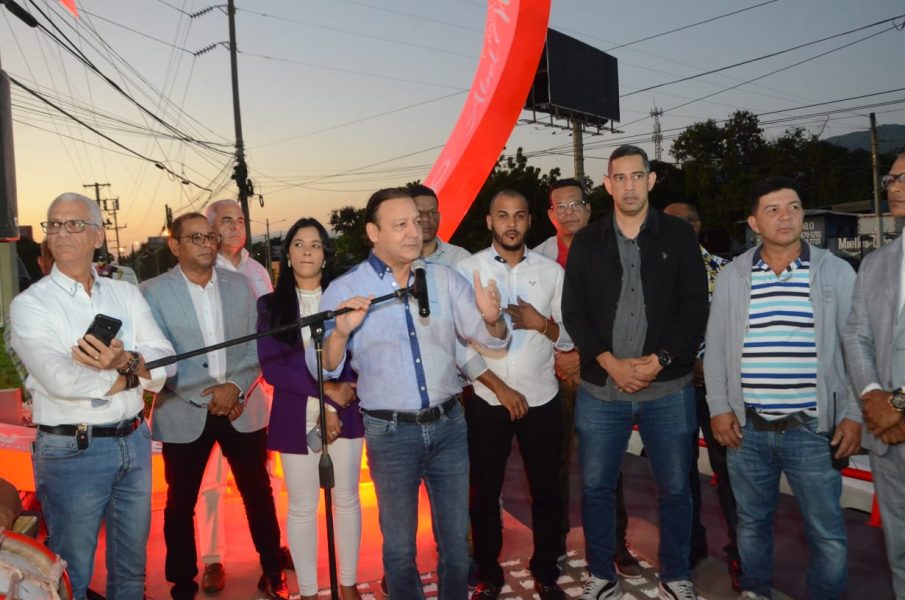 Abel-Martinez-en-la-entrega-entrada-a-Santiago-por-la-Autopista-Joaquin-Balaguer