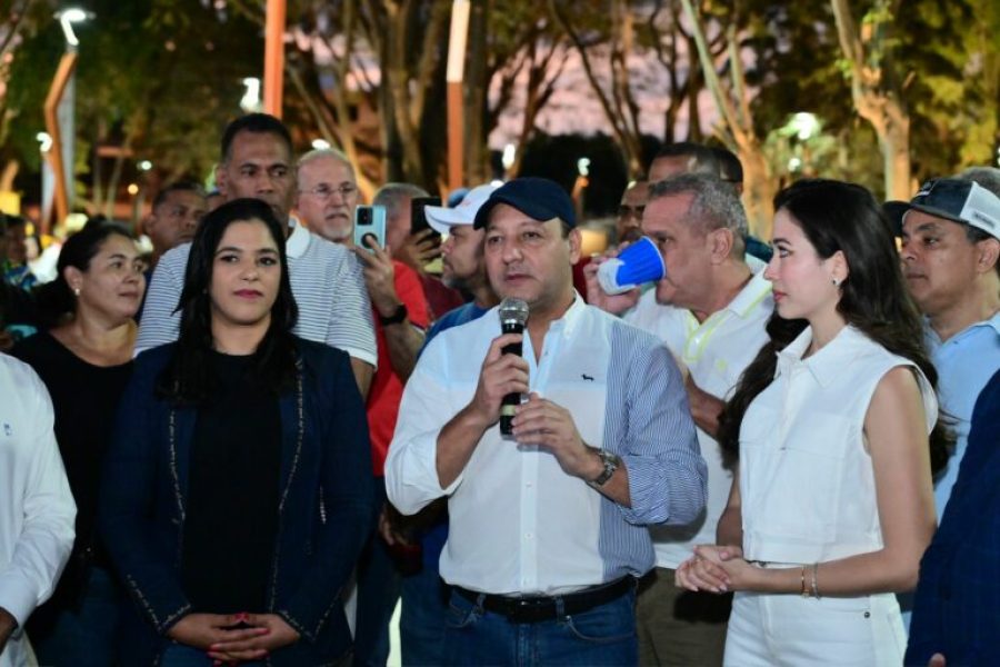 Abel-Martinez-mientras-habla-en-la-entrega-del-parque-a-su-lado-Nahiony-Reyes-y-la-vice-alcaldesa-Leonela-768x512