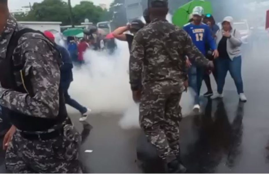 Una amplia comitiva de los postulantes de San Juan y de otros pueblos resultaron interceptadas por los agentes policiales. Foto: CDN