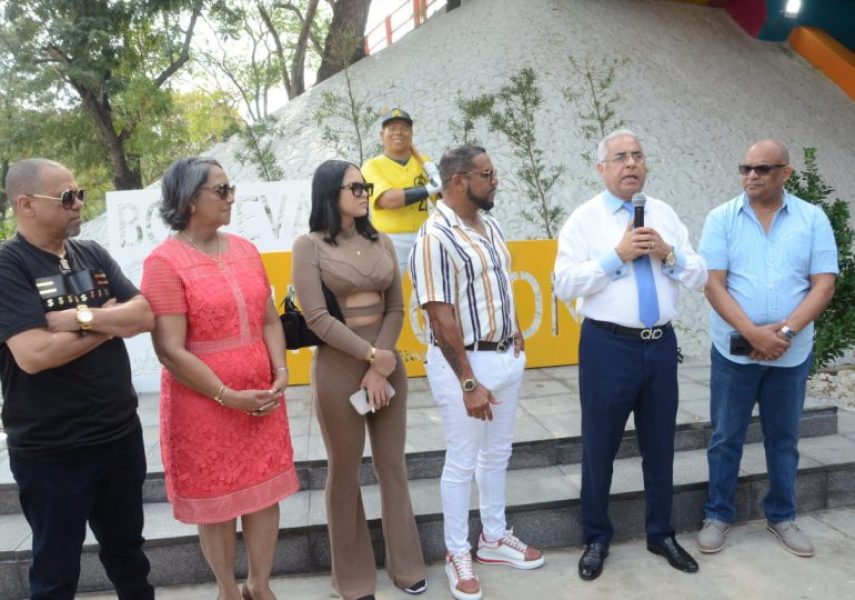 Albery-Bueno-al-momento-de-entregar-la-obra-770x540