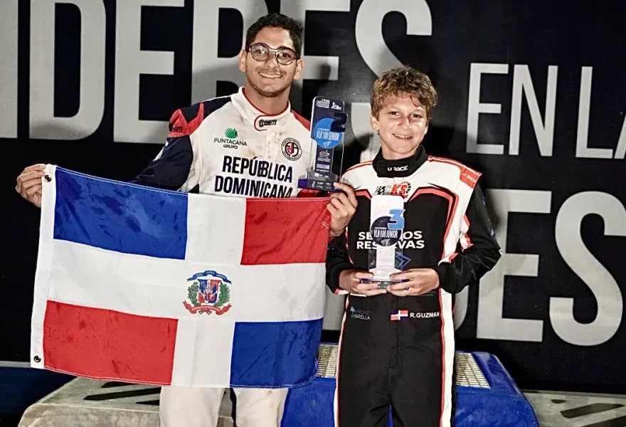 Axel-Cabrera-y-Raymi-Guzman-con-el-trofeo-que-lograron-en-el-Campeonato-Latinoamericano-de-Kartismo-que-se-celebro-en-Costa-Rica