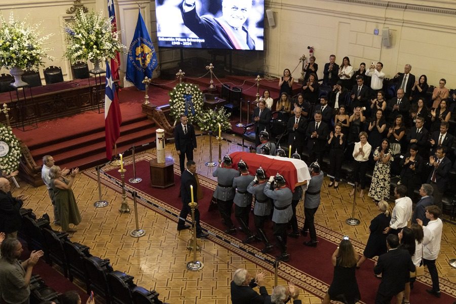 Agentes sostienen el ataúd con el cuerpo del expresidente de Chile Sebastián Piñera en la antigua sede del Congreso en Santiago (Chile). EFE/ Ailen Díaz