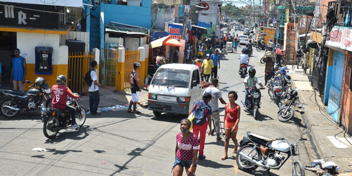 Calle-centrica-del-barrio-Capotillo-de-Santo-Domingo
