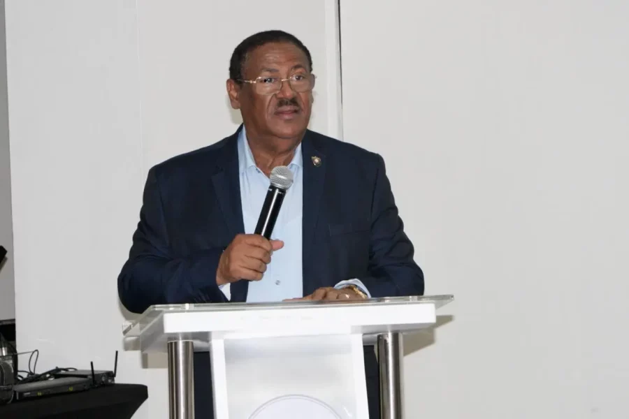 El-Dr.-Edisson-Feliz-Feliz-se-dirige-a-los-colaboradores-en-el-taller