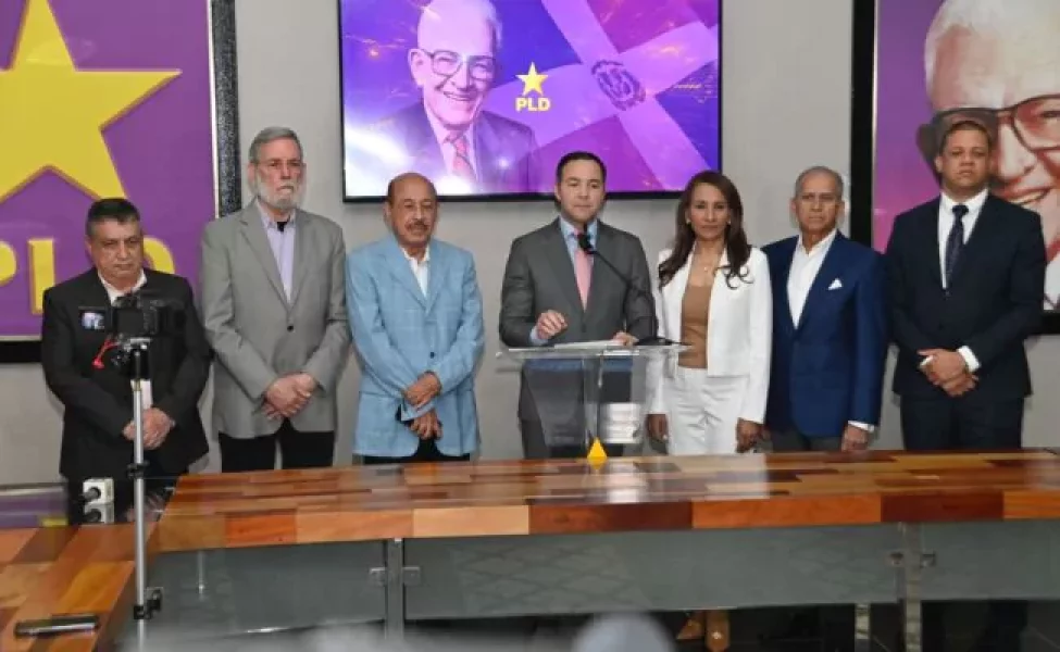 En-el-centro-Johnny-Pujols-junto-a-miembros-del-PLD-Video-Felix-Lara-El-Nuevo-Diario-650x400