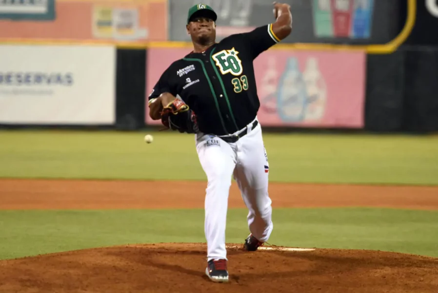 Enny-Romero-reforzo-a-las-Estrellas-siendo-pitcher-del-Escogido-en-el-draft-de-reingreso-de-la-temporada-2020-2021-1536x1026.jpg