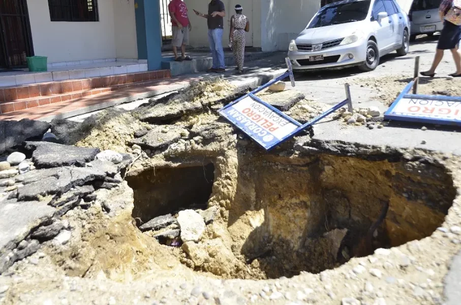 Explosion-de-tuberia-causa-danos-a-hotel-y-a-viviendas-en-Santiago-afecta-servicio-de-agua-potable