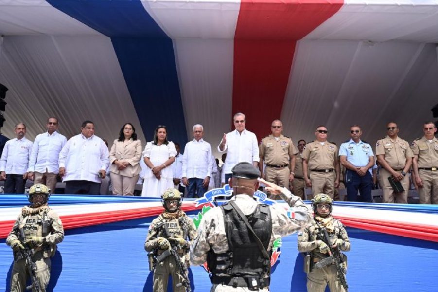 Foto-1-Presidente-Abinader-encabeza-el-desfile-patriotico-768x511