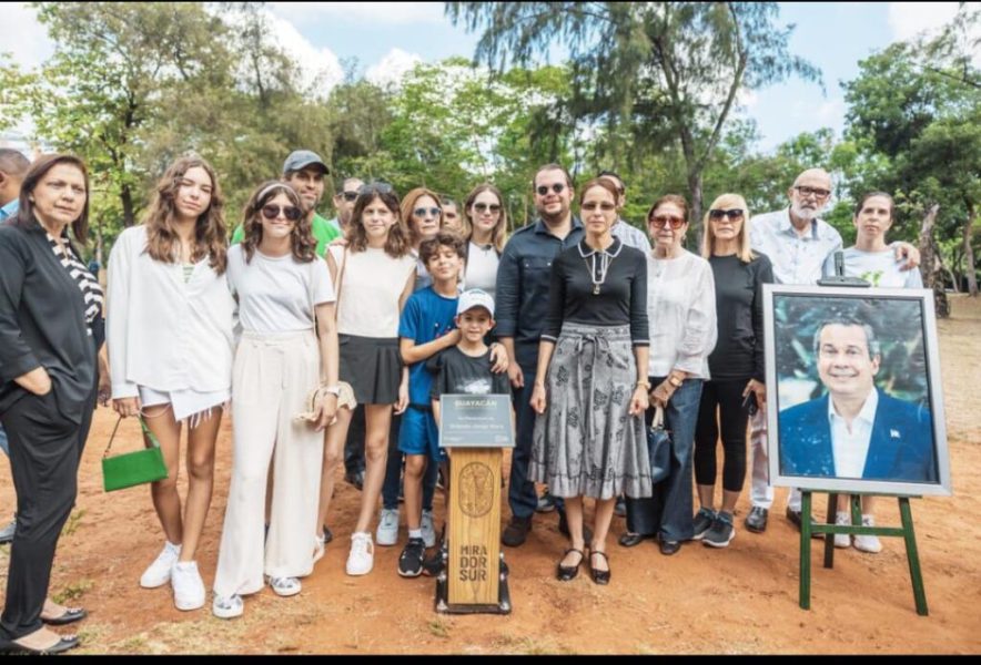 Los presentes acompañaron a los familiares en la siembra de árboles especie caoba; como una forma de homenajear y continuar su legado. Foto: CDN