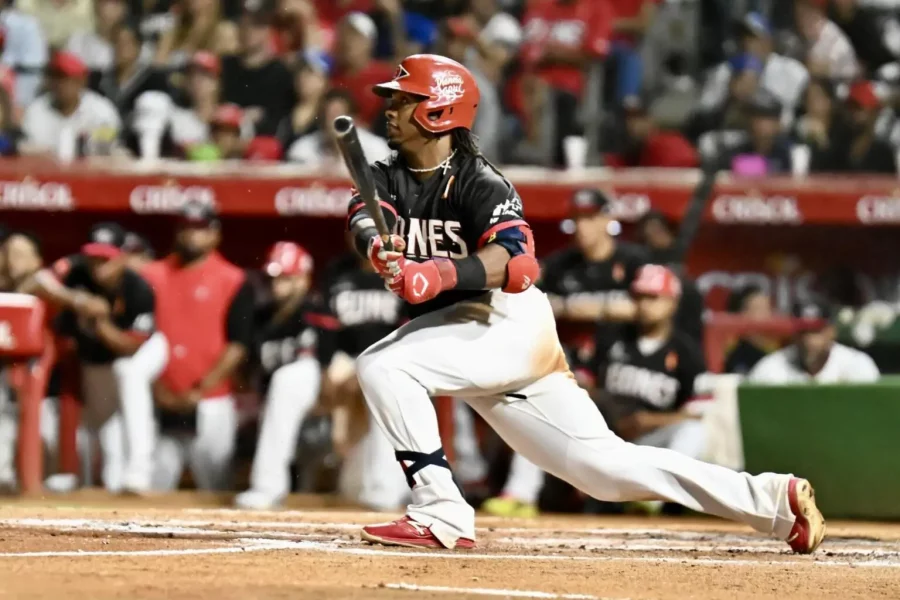 Jean-Segura-conecto-hit-remolcador-de-dos-carreras-para-ayudar-al-Escogido-a-vencer-al-Licey-en-el-juego-dos-de-la-serie-final-de-la-pelota-invernal-1536x1024.jpg