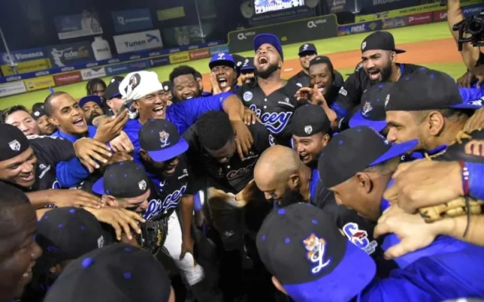 Jugadores-y-fanaticos-del-Licey-celebran