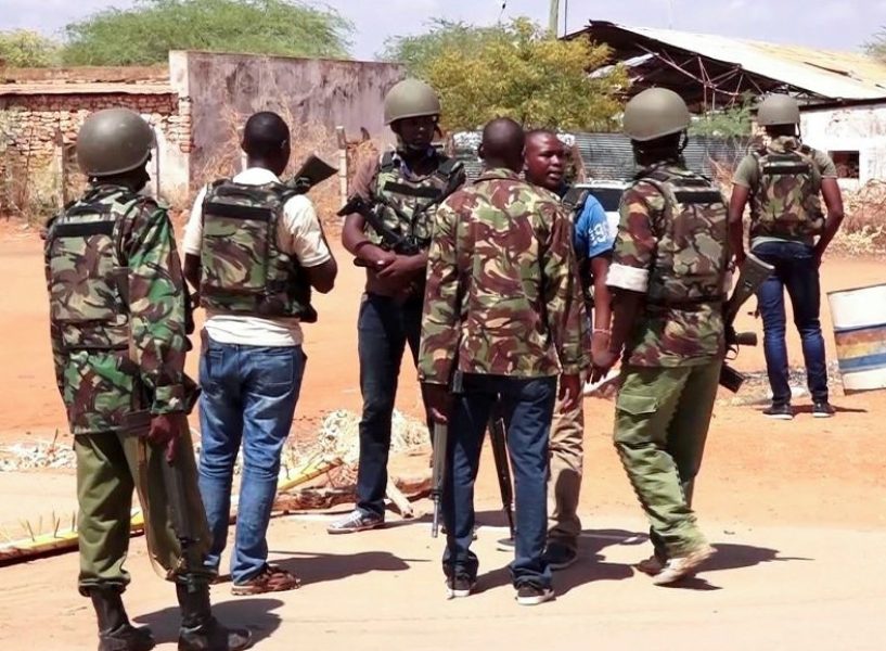 DAI04. MANDERA (KENIA), 12/04/2019.- Varios soldados keniatas realizan un control de seguridad en Mandera (Kenia), este viernes. Dos médicos cubanos fueron secuestrados hoy por hombres armados en la ciudad keniana de Mandera, próxima a la frontera con Somalia, país al que podrían haber sido llevados, confirmó a Efe la Policía. EFE/ Str