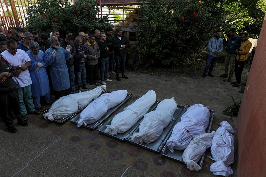 Khan Yunis (gaza Strip) (---), 21/11/2023.- Palestinians pray next wrapped bodies following Israeli air strikes in Khan Yunis, southern Gaza Strip, 21 November 2023. More than 12,500 Palestinians and at least 1,200 Israelis have been killed, according to the Israel Defense Forces (IDF) and the Palestinian health authority, since Hamas militants launched an attack against Israel from the Gaza Strip on 07 October, and the Israeli operations in Gaza and the West Bank which followed it. EFE/EPA/MOHAMMED SABER