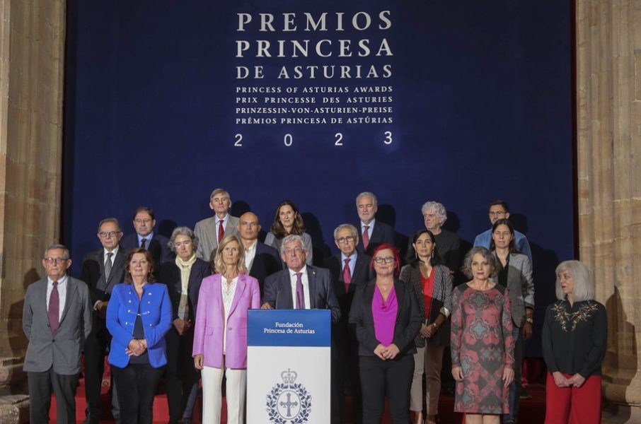 OVIEDO, 07/06/2023.- El jurado del Premio Princesa de Asturias de Investigación Científica y Técnica 2023, presidido por el físico Pedro Miguel Echenique (c), ha concedido el premio de esta edición a los biólogos estadounidenses Jeffrey I. Gordon, Peter Greenberg y la bioquímica de la misma nacionalidad Bonnie L. Bassler. El jurado ha destacado la importancia de sus logros en la búsqueda de nuevos tratamientos efectivos contra bacterias resistentes a antibióticos. EFE/ J.L.Cereijido