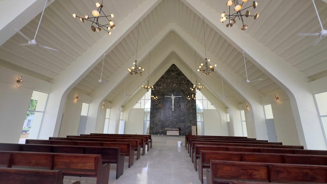 Parte-interior-de-la-remozada-capilla-cementerio-El-Ingenio-1536x864