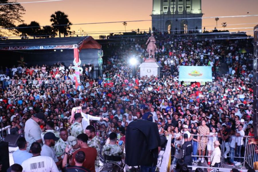 Vista-del-publico-en-tarima-de-la-alcaldia-768x512