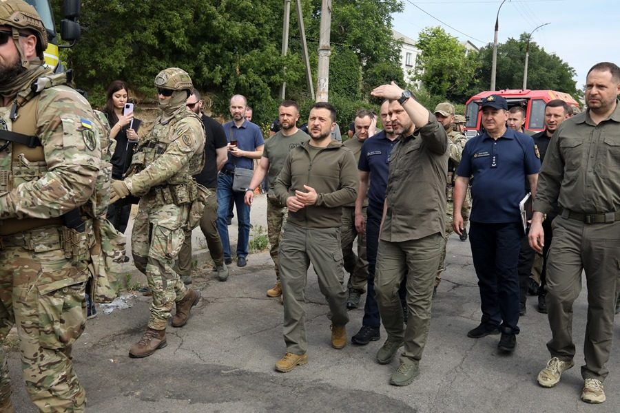 El presidente ucraniano Volodymyr Zelenski (C-i) con el jefe de la Policía Nacional de Ucrania, durante una visita a Jersón este 8 de junio. EFE/EPA/Mykola Tymchenko