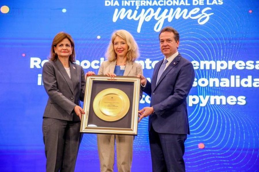 La embajadora de la Unión Europea, Katie Angel, recibe pergamino de manos de la vicepresidenta Raquel Peña e Ito Bisonó. Foto: LD