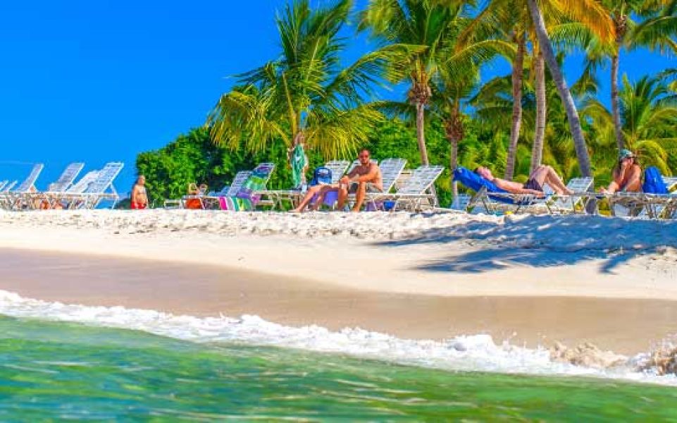 Las playas vuelven a recibir bañistas. Foto: Insubuy