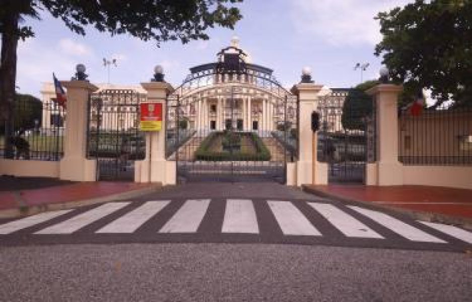 hombre-estrella-su-vehiculo-contra-puertas-del-palacio-nacional-focus-0-0-375-240