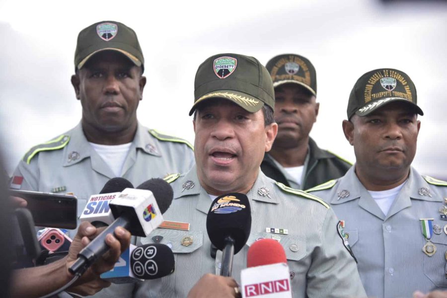 un-grupo-de-personas-con-uniforme-militar-970b8db6