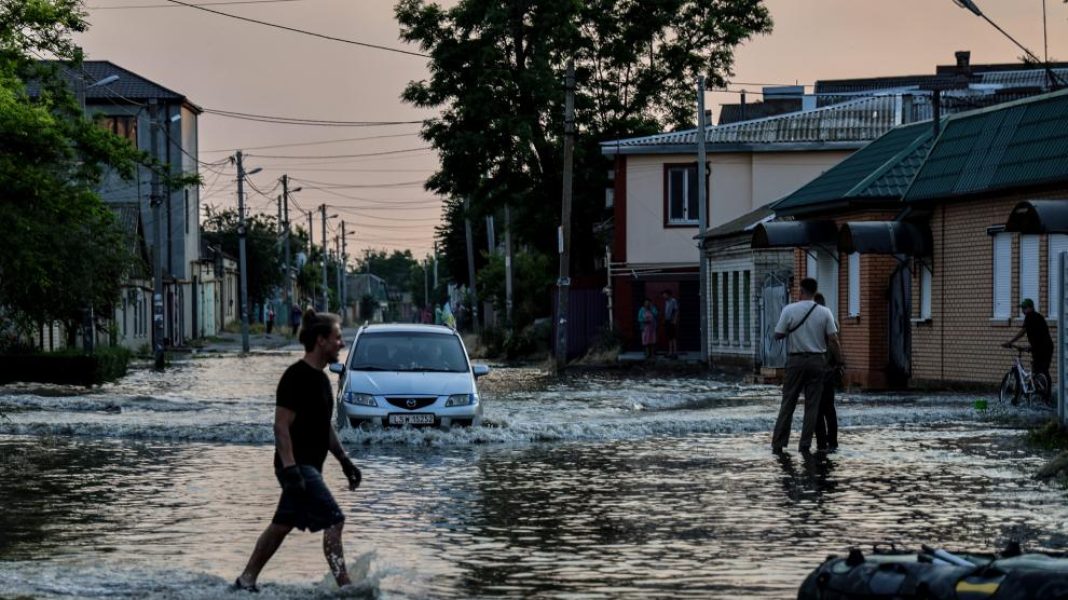 un-hombre-camina-por-una-calle-inundada-de-jerson