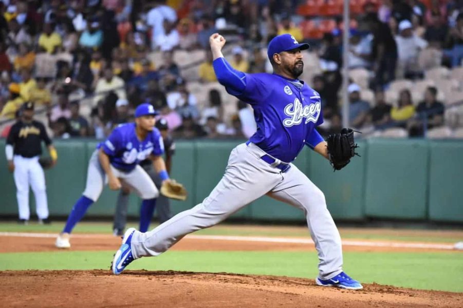 un-jugador-de-beisbol-lanzando-una-pelota-77aa776a